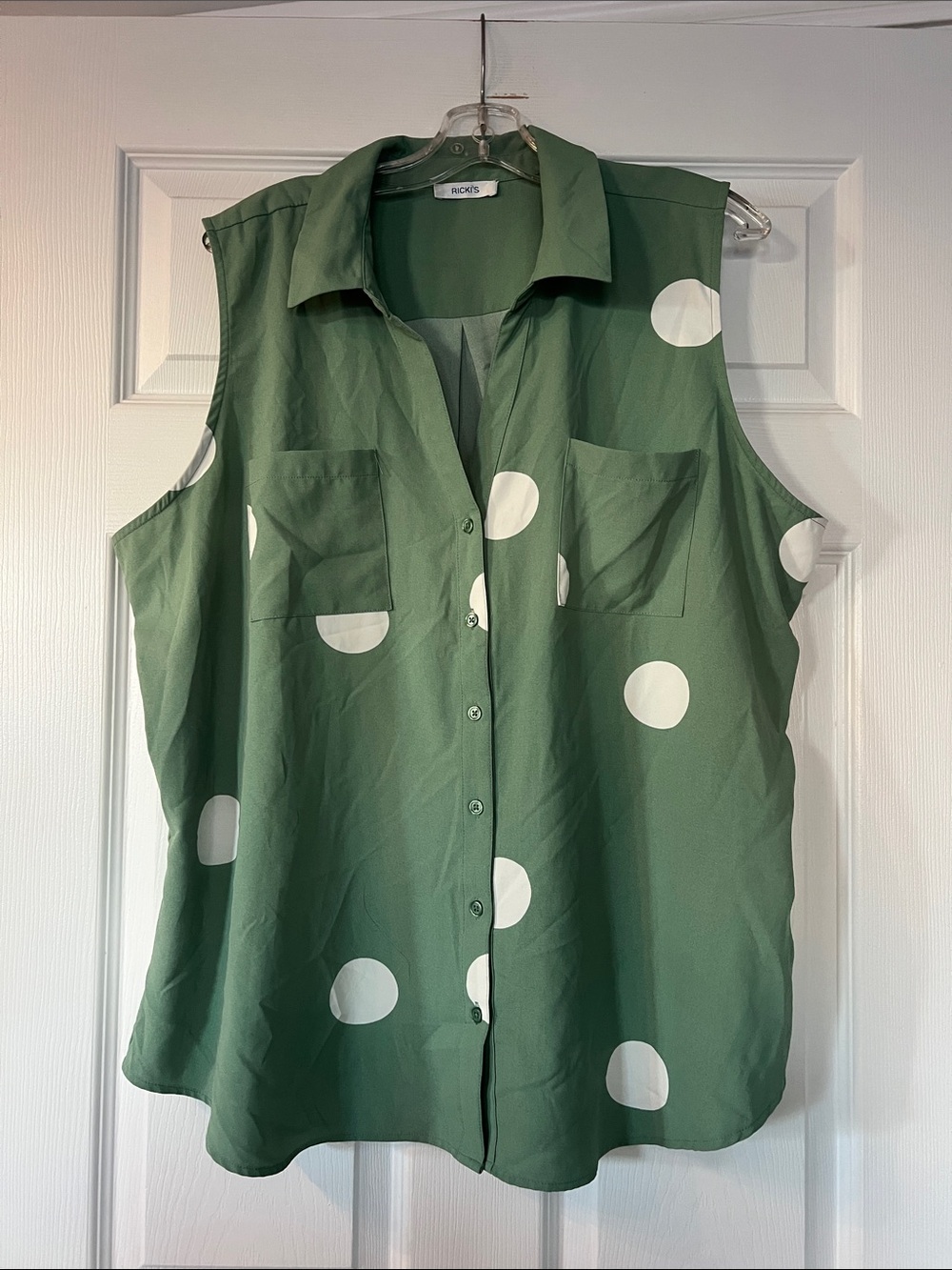 Ricki's Green Sleeveless Button-Down with White Polka Dots